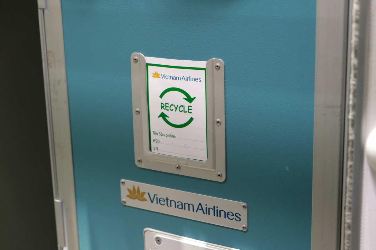 Sau khi kết thúc chuyến bay, tiếp viên xếp các suất ăn chưa sử dụng, còn đảm bảo chất lượng vào xe đẩy có dán nhãn “Recycle”.