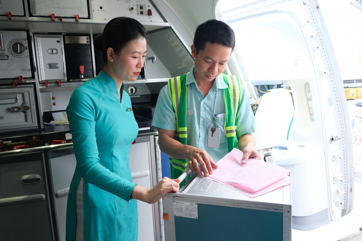 Sau đó, tiếp viên bàn giao xe chứa các suất ăn quyên góp cho Công ty suất ăn Hàng không Việt Nam (VACS) tại TP.HCM và  Công ty Cổ phần suất ăn hàng không Nội Bài (NCS) tại Hà Nội.