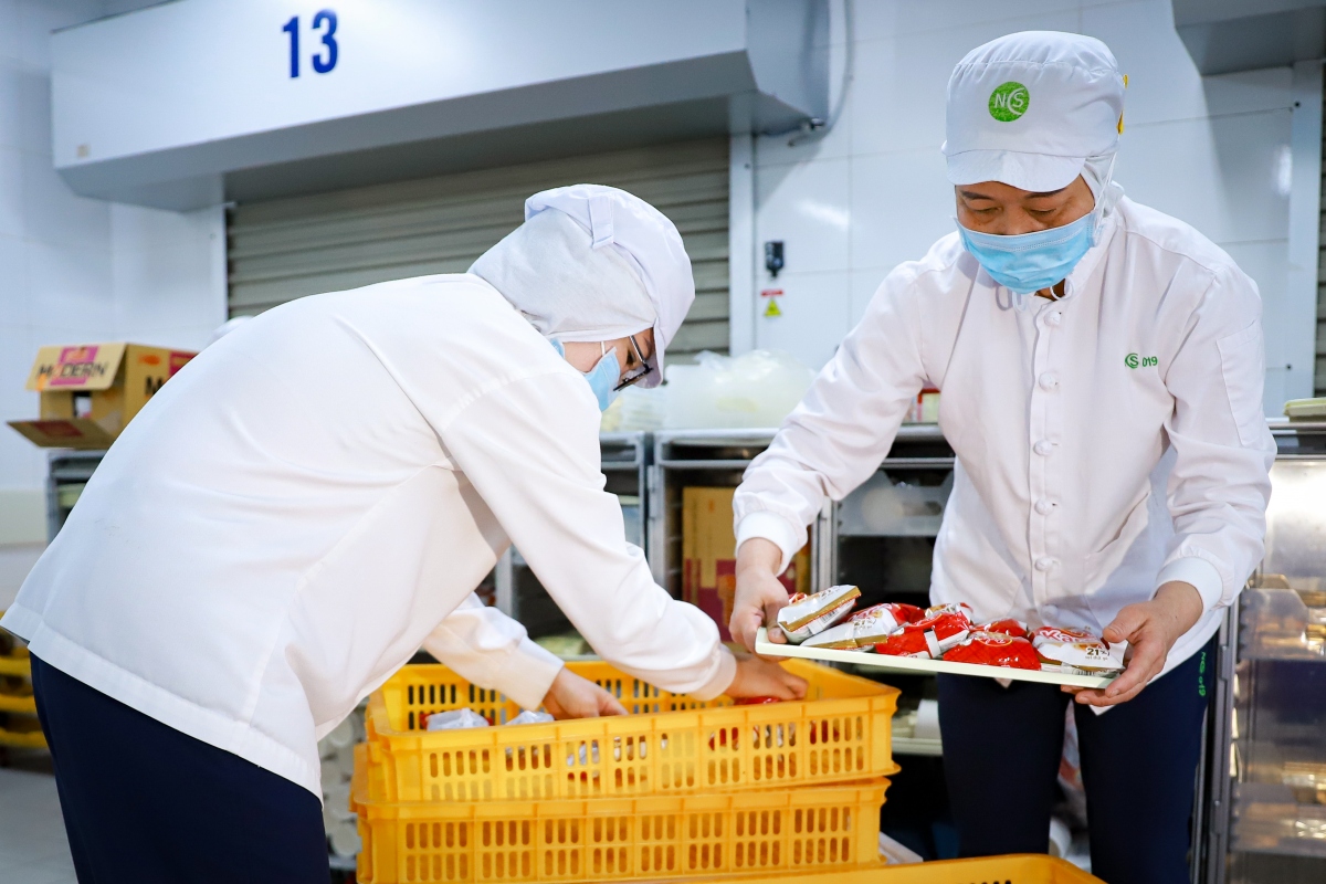 Công ty suất ăn thu gom, xử lý, phân loại để đảm bảo chất lượng của các suất ăn quyên góp