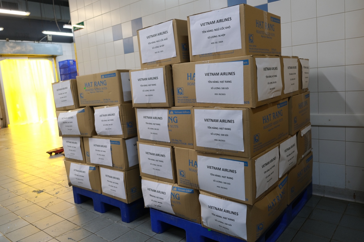 Vừa qua, Vietnam Airlines bàn giao cho VietHarvest hơn 20.000 gói hạt rang, 600 bánh đóng gói các loại và gần 350 hộp ngũ cốc để chuyển tới các tổ chức, cá nhân có hoàn cảnh khó khăn.