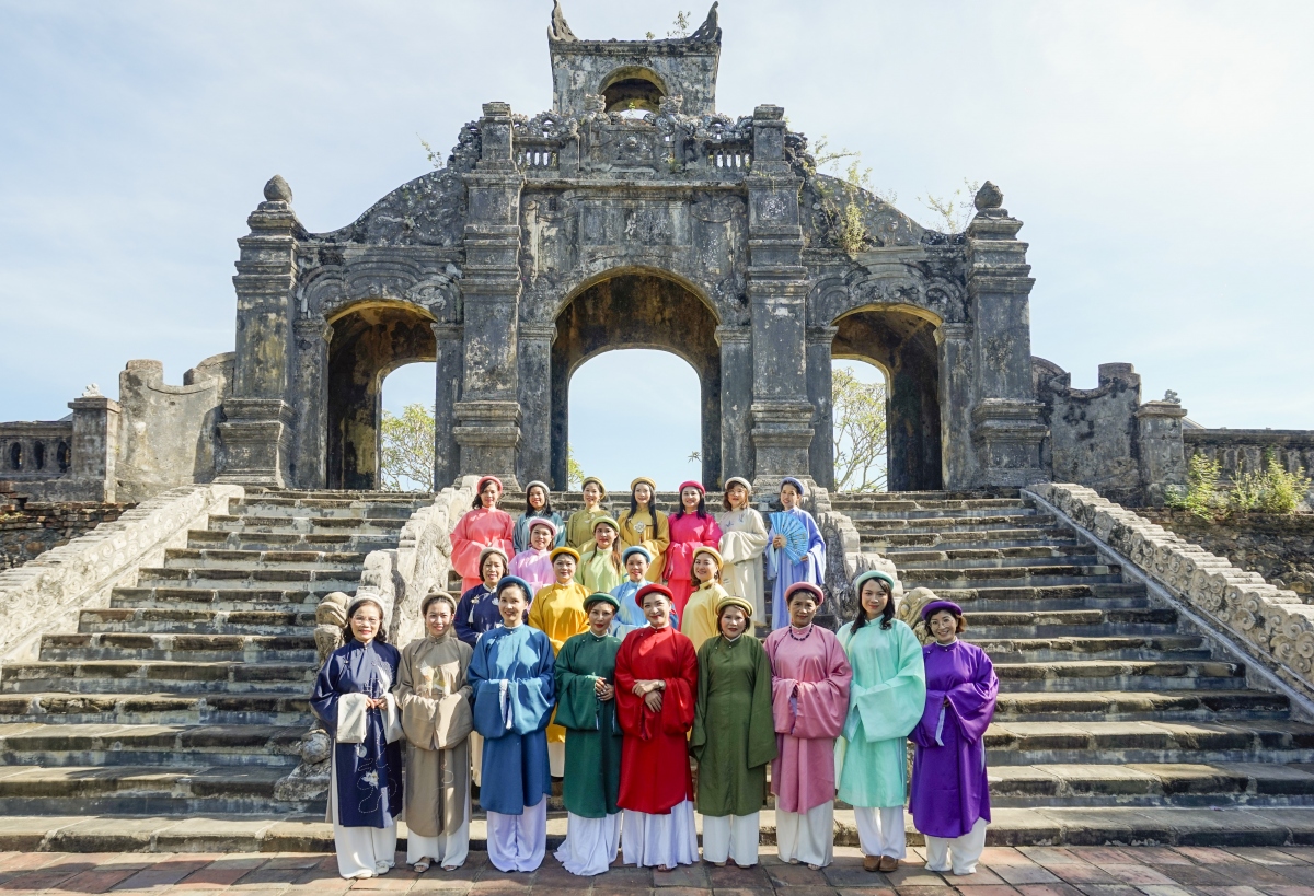 Áo dài cộng đồng ở Huế.