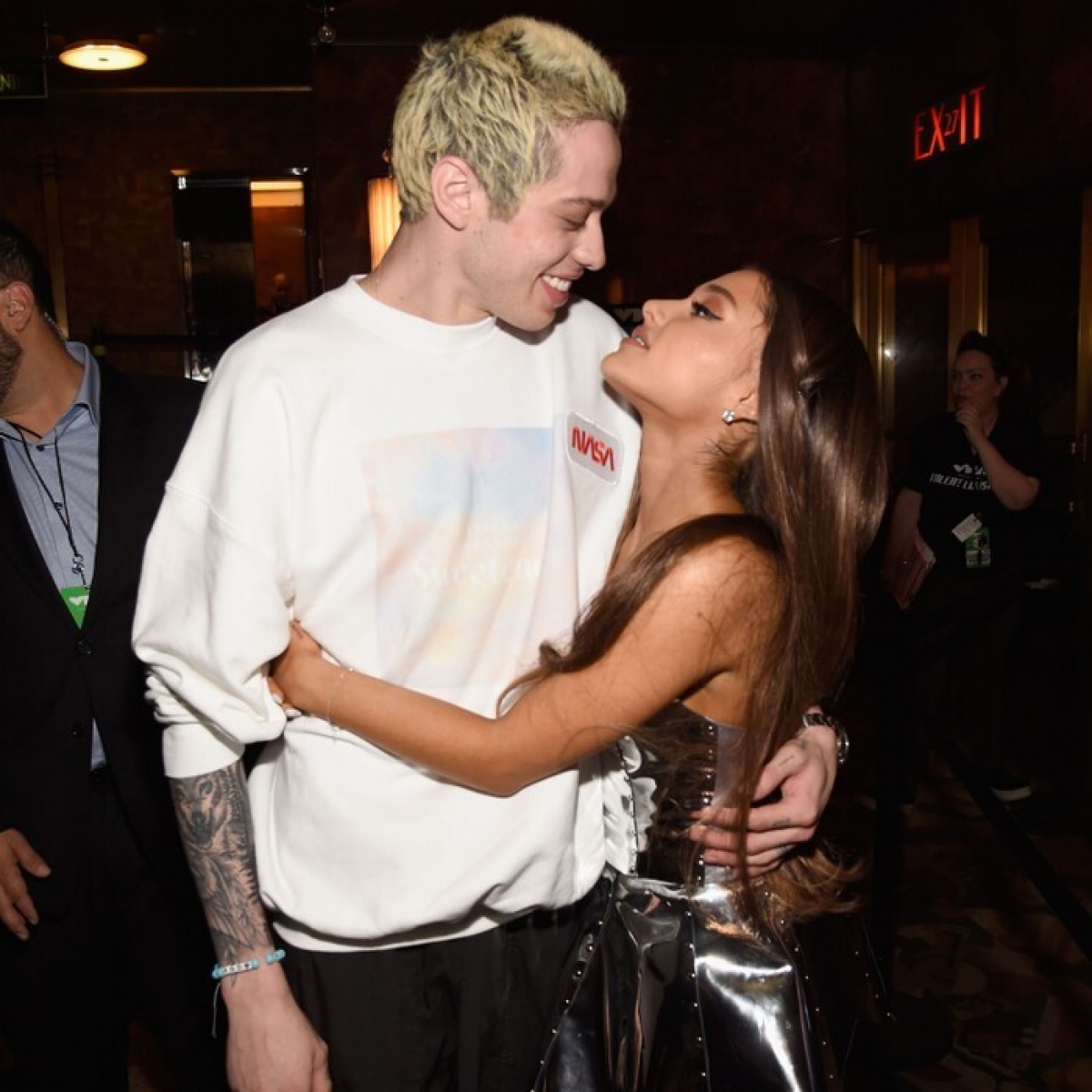 Ariana Grande và Pete Davidson.
