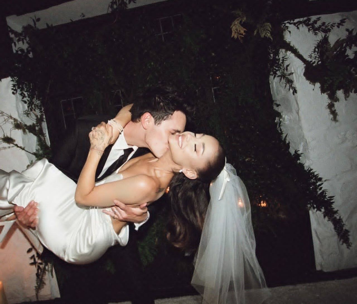 Ariana Grande và Dalton Gomez đã ly thân và chuẩn bị ly hôn sau 2 năm chung sống.