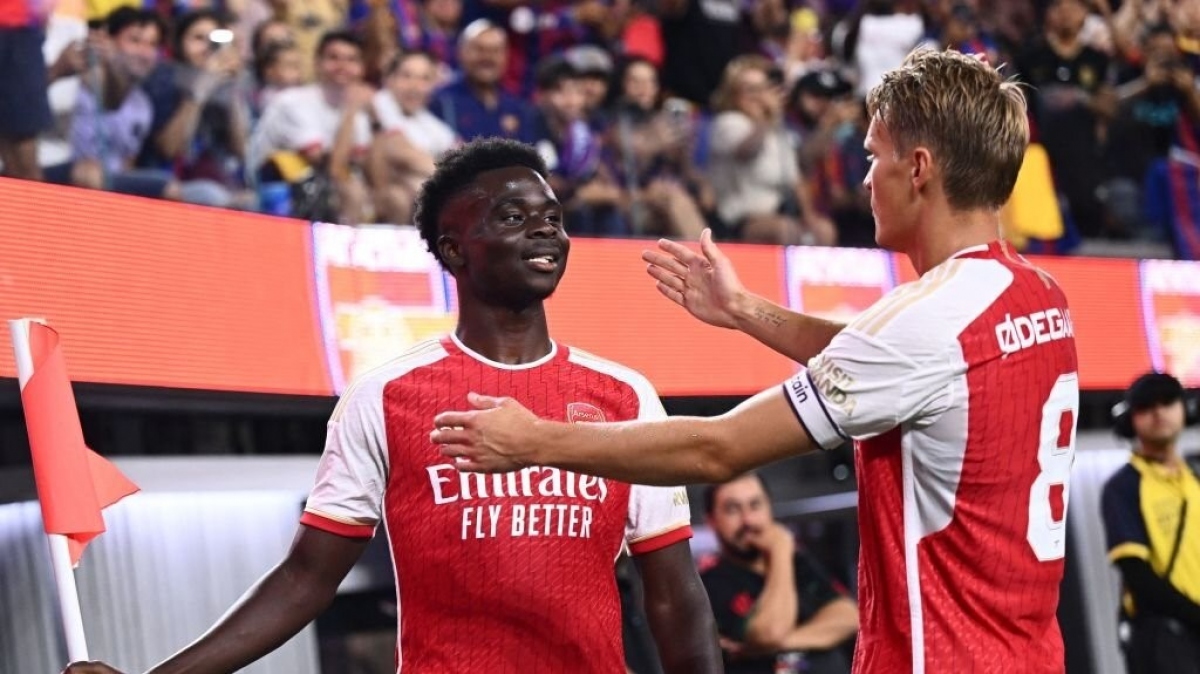 Dù vậy chỉ ít phút sau, Saka đã nhanh chóng gỡ hòa cho Arsenal. 