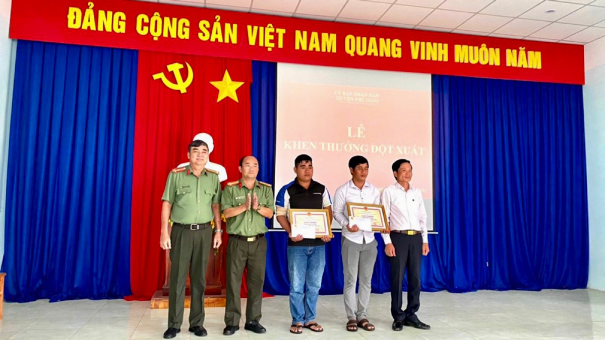 Hai người dân ở Bình Phước được khen thưởng