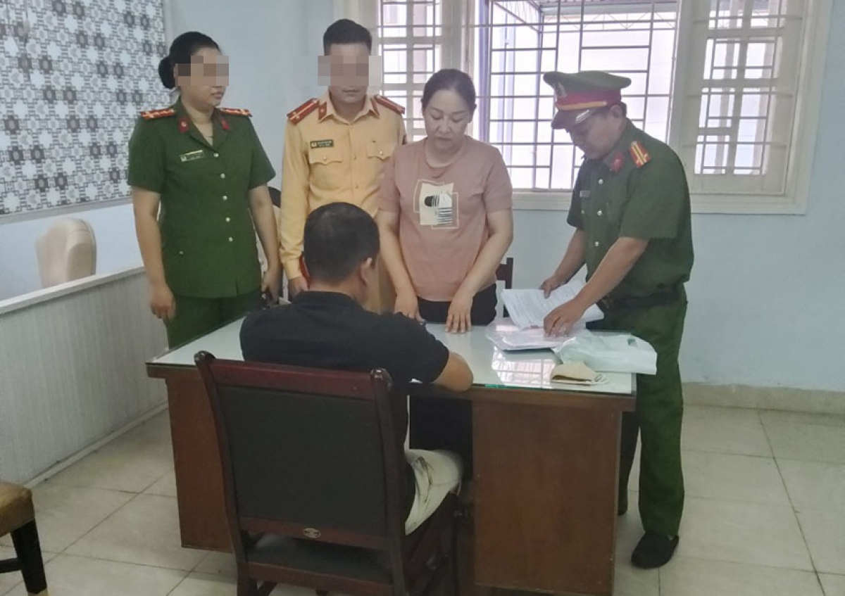 Bà Nguyễn Thị Lê Na (thứ 2 từ phải sang) được đưa về Cơ quan công an để làm rõ hành vi phạm tội