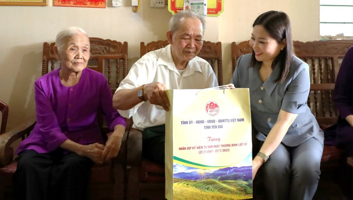 Bà Vũ Thị Hiền Hạnh, Phó chủ tịch UBND tỉnh Yên Bái tặng quà gia đình chính sách nhân Ngày thương binh liệt sỹ 27/7.
