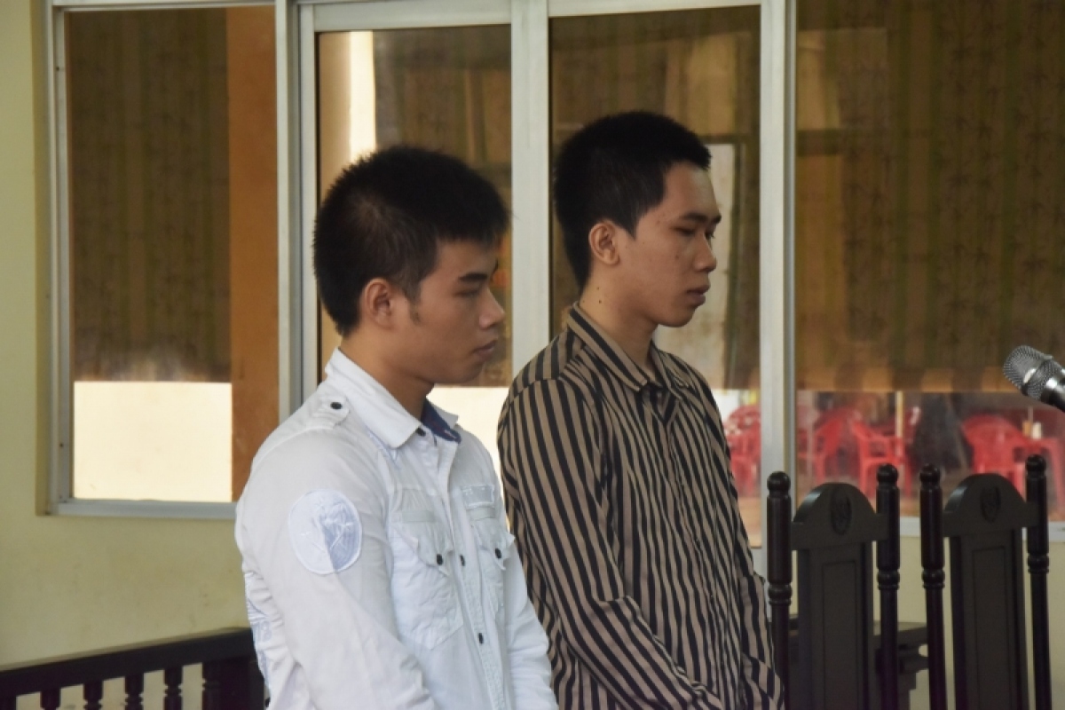 Bị cáo Đạt (áo sọc) và Sang tại phiên tòa sơ thẩm.