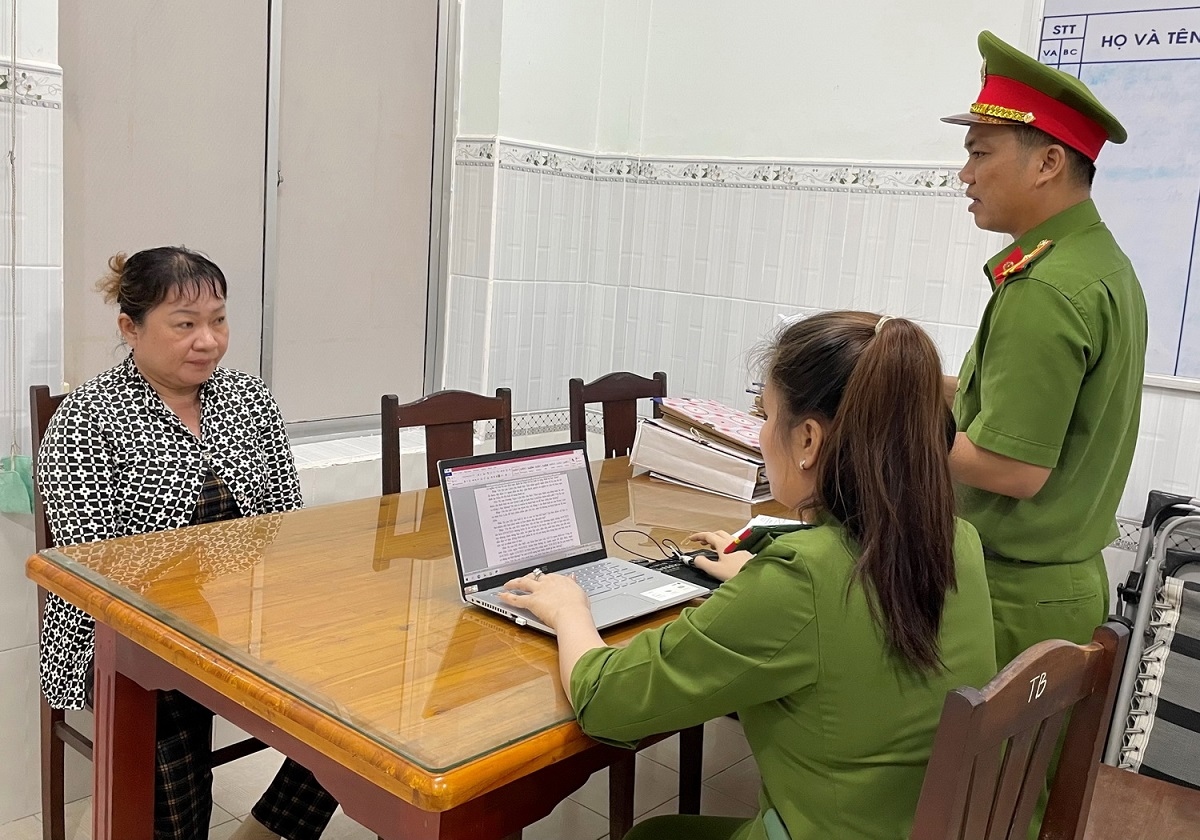 Đối tượng Dương Ngọc Liên (bìa trái) (Ảnh: Phương Thảo)