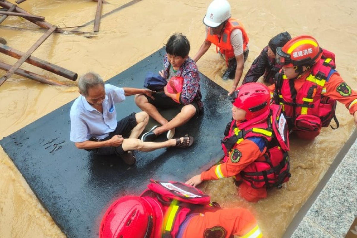 Bão Doksuri gây ra lũ lụt ở Phúc Kiến hôm 28.7. Ảnh REUTERS