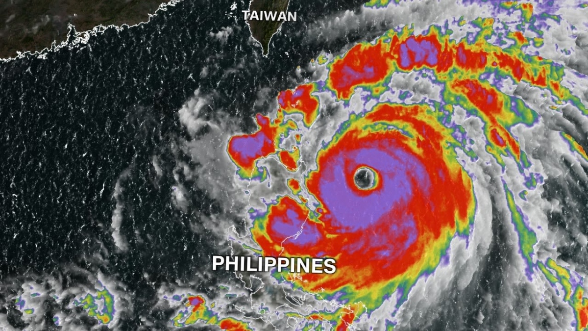 Bão Doksuri đổ bộ vào miền Bắc Philippines. Ảnh: CNN