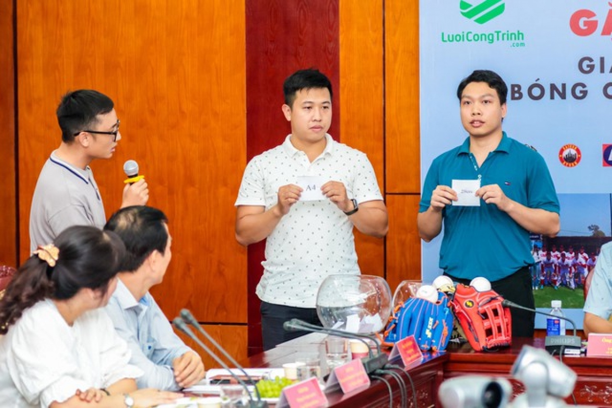 A draw is conducted for the National Baseball Club Cup which will be held in Hanoi on July 26-30. VNS Photo Quy Luong