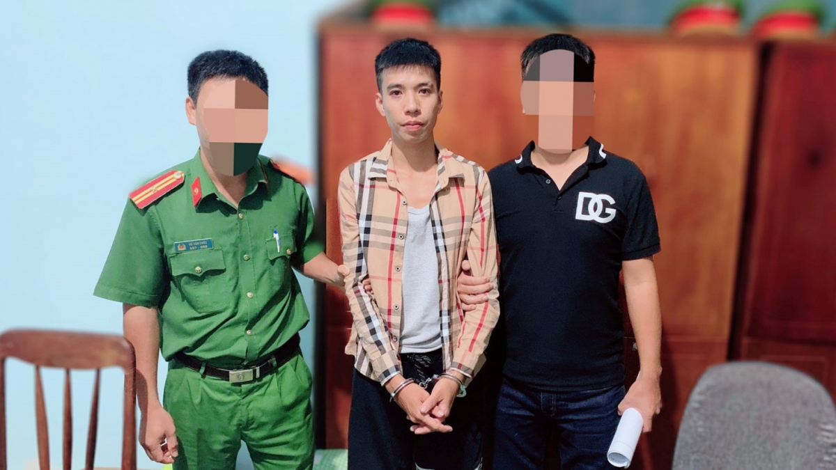 Đối tượng Nguyễn Văn Huỳnh bị bắt giữ khi đang trốn truy nã (Ảnh: Công an TX Đông Triều)