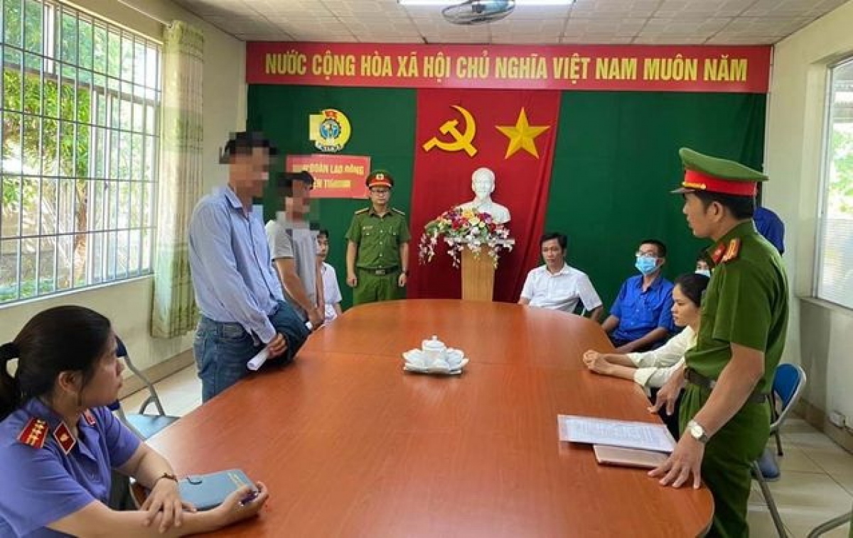Cơ quan Công an đọc lệnh khởi tố bắt tạm giam Giám đốc và Phó Giám đốc Trung tâm đăng kiểm xe cơ giới 76-02D.