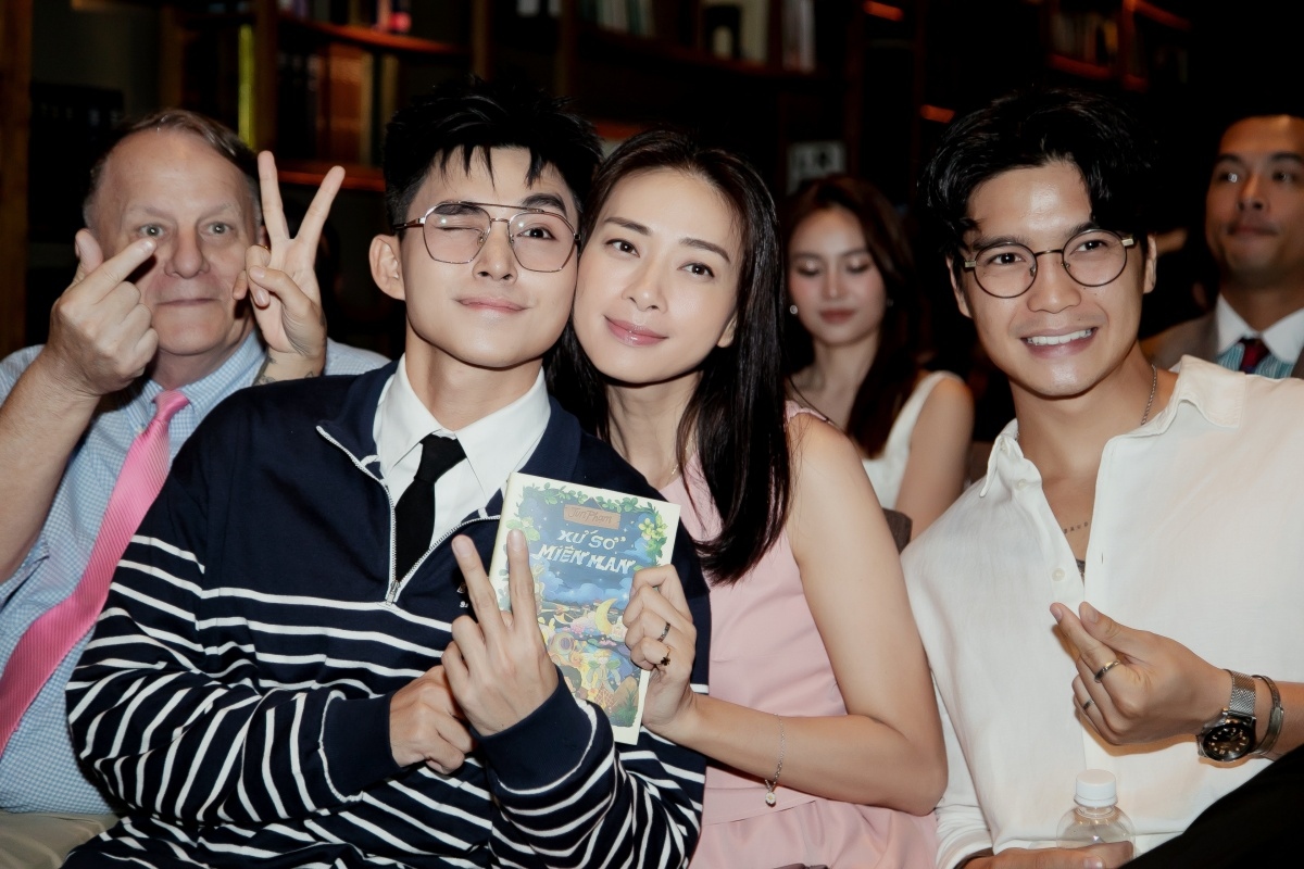 Vợ chồng Ngô Thanh Vân - Huy Trần mừng Jun Phạm ra mắt sách