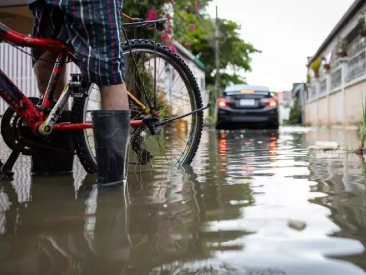 Phòng ngừa Leptospirosis như sau tránh đi bộ trong nước bị ô nhiễm, tốt nhất là nên đi ủng che chân. Trong trường hợp bị phơi nhiễm, phải rửa chân và bàn chân đúng cách bằng xà phòng và gặp bác sĩ để được kê liều thuốc phòng ngừa.