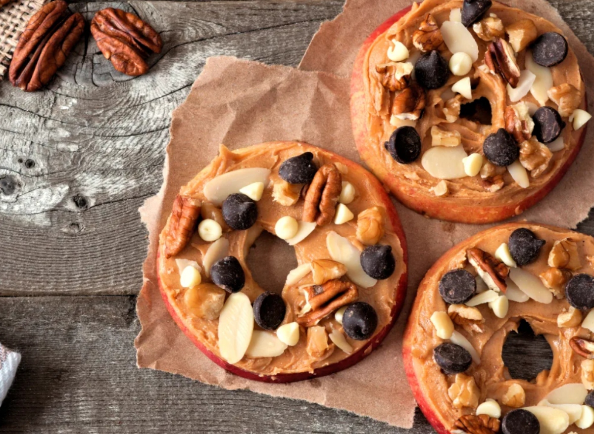 Ăn nhiều protein vào bữa sáng: Theo Hiệp hội Dinh dưỡng Hoa Kỳ, kết hợp protein vào bữa sáng của bạn có thể thúc đẩy quá trình giảm cân và cải thiện sức khỏe cơ bắp. Ăn nhiều thực phẩm chứa protein như cá, hạnh nhân, phô mai,... vào bữa sáng cũng giúp bạn no lâu hơn và điều hòa lượng đường trong máu, giúp giữ cho vòng eo thon gọn.