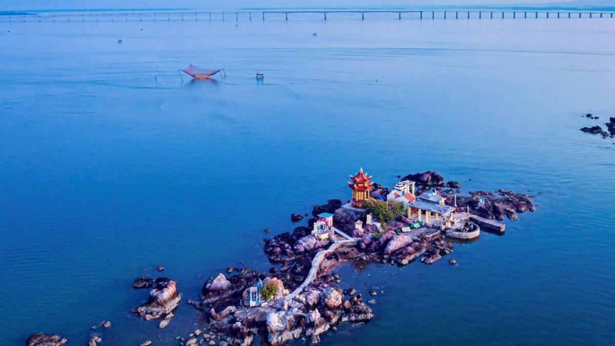 Thay Boi (Fortune teller) tower is a popular suggestion for visitors to enjoy the dawn. Situated a few kilometres away is Thi Nai Bridge which is one of the longest cross-sea bridges nationwide, spanning for 2,477.3 metres and connecting Quy Nhon with the Nhon Hoi economic zone.
