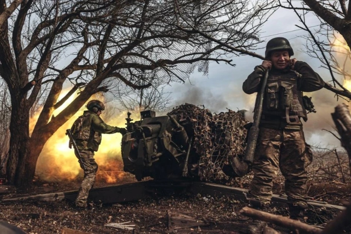 Binh sĩ Ukraine khai hỏa. Ảnh: Reuters