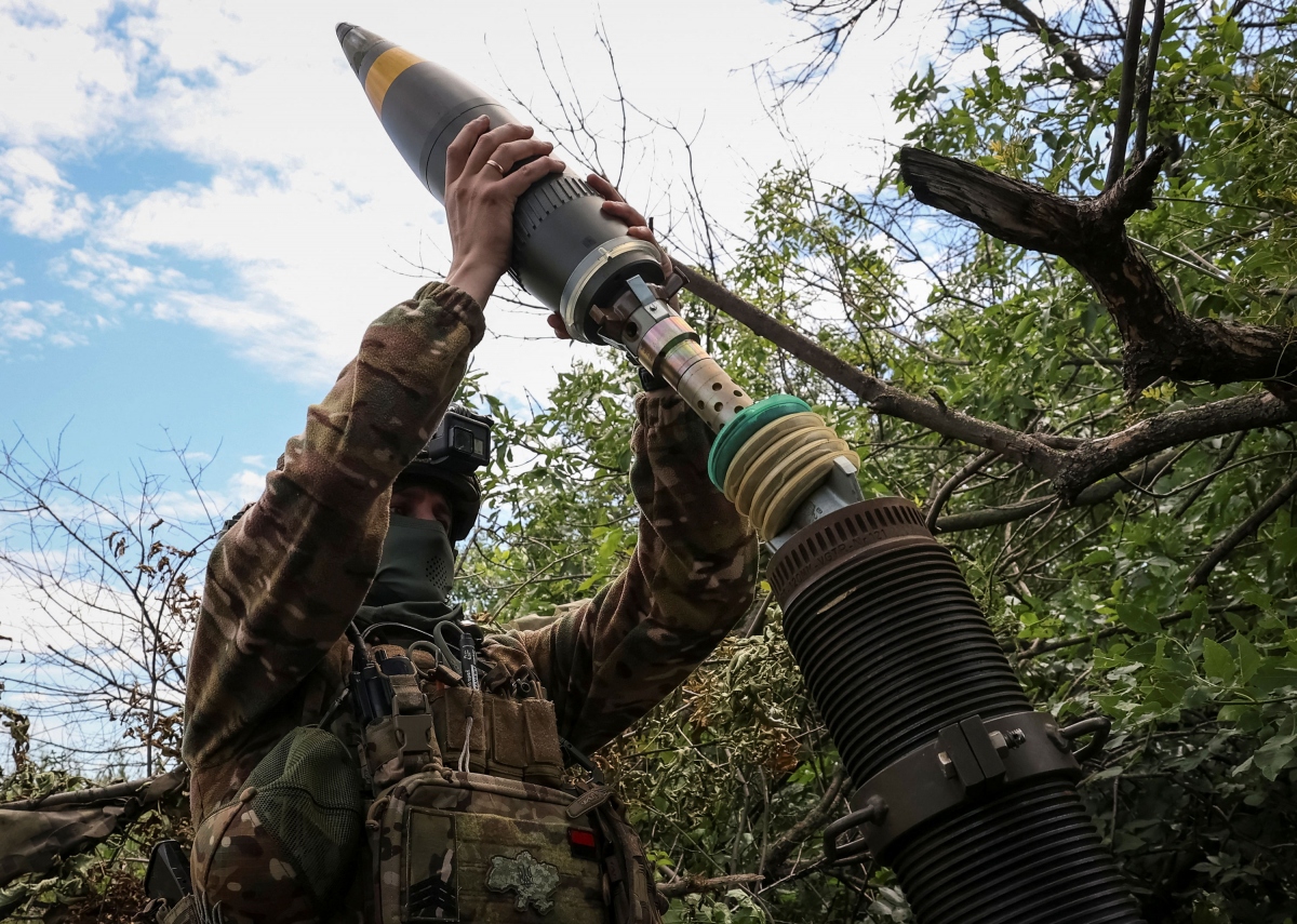 Binh sỹ chuẩn Ukraine khai hỏa đạn pháo. Ảnh: Reuters