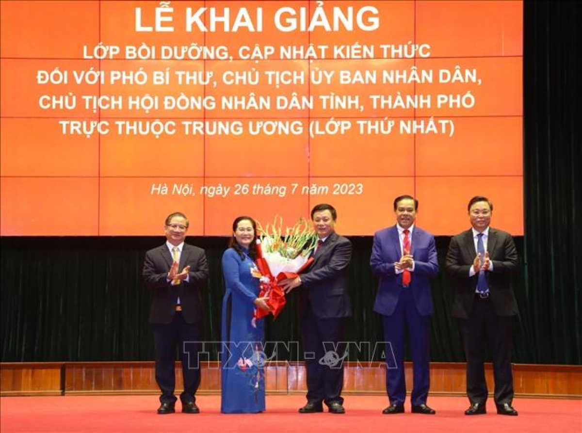Ban Tổ chức lớp học tặng hoa GS,TS Nguyễn Xuân Thắng.
