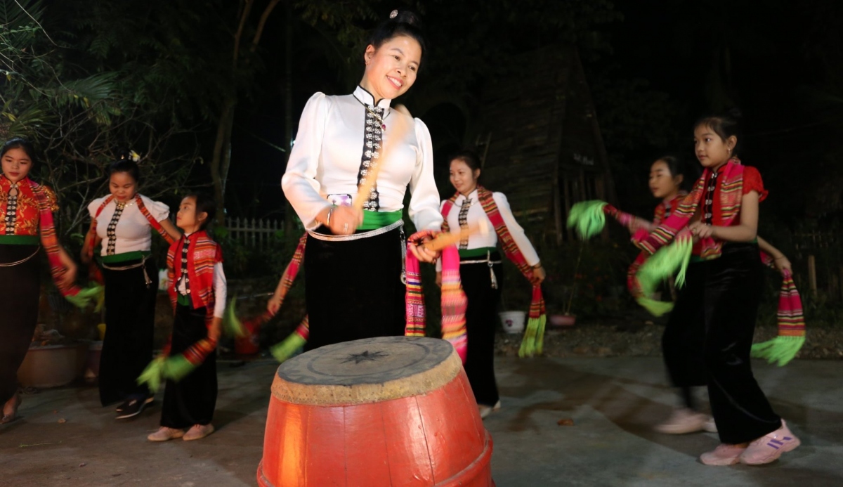 Các giá trị văn hóa tinh thần được bồi đắp trong các cộng đồng dân cư.