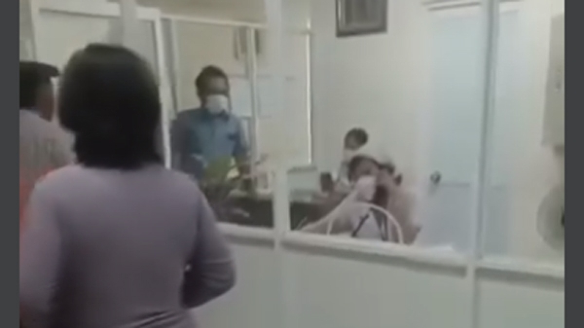 Gia đình kéo lên Bệnh viện Đa khoa tỉnh Bình Dương yêu cầu làm rõ (ảnh cắt từ video chia sẻ MXH).