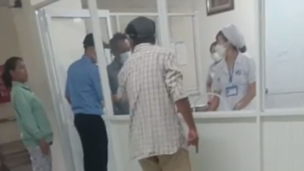 Người nhà kéo đến BVĐK tỉnh yêu cầu làm rõ vụ việc (Ảnh cắt từ video)