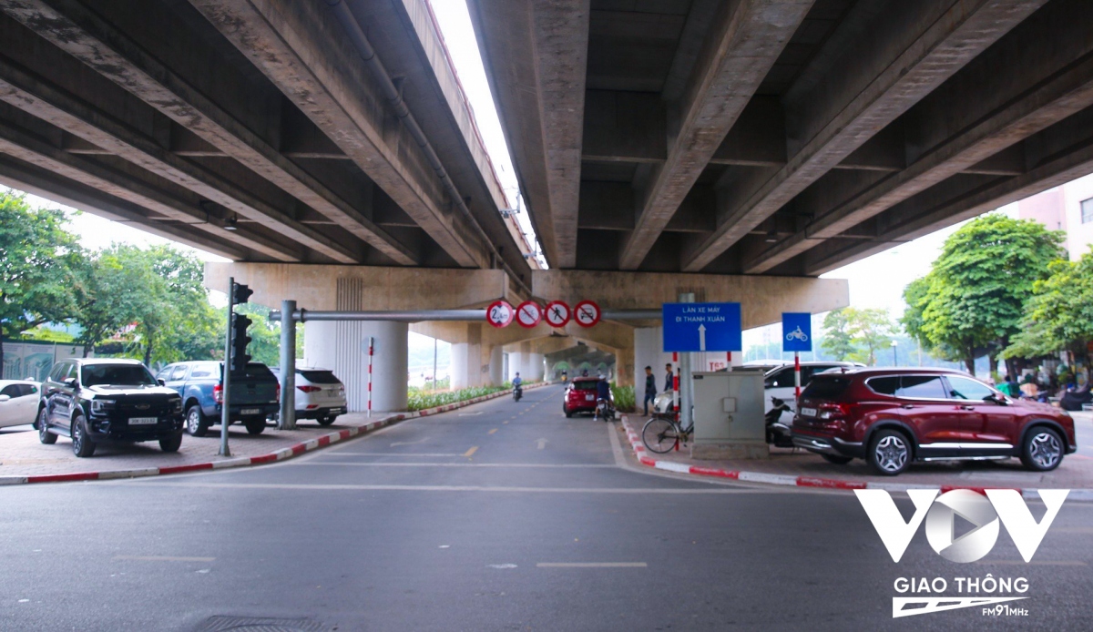 Cầu vòm sắt vượt qua hồ Linh Đàm có dấu hiệu sử dụng cho mục đích khác. (Ảnh: Lê Tùng)
