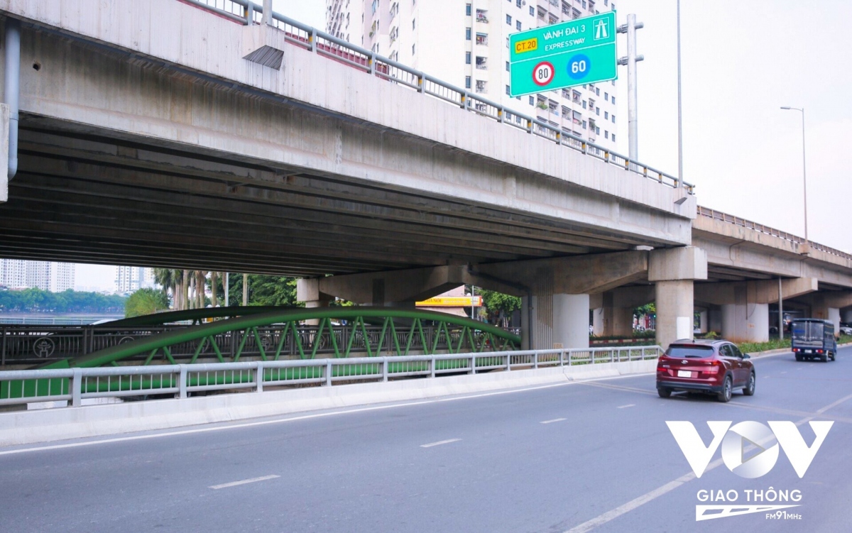 Vị trí đặt cầu nằm dưới đường vành đai 3 với hành trình di chuyển xa hơn đường bên ngoài, khó tiếp cận, chưa kể phía bên ngoài đã có 2 đường nhánh vượt hồ nên người dân càng không mặn mà (Ảnh: Lê Tùng)