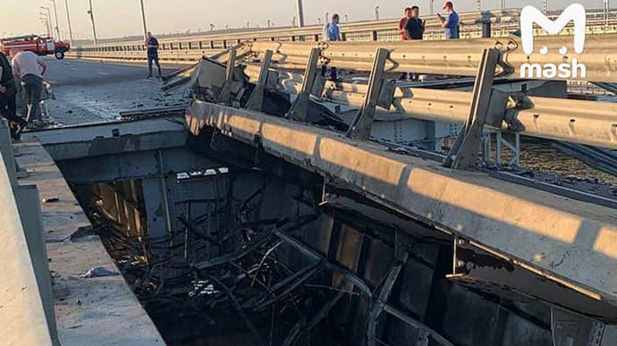 Một phần nhịp trên phần đường bộ của cầu Crimea bị sập sau vụ tấn công. Ảnh: Mash