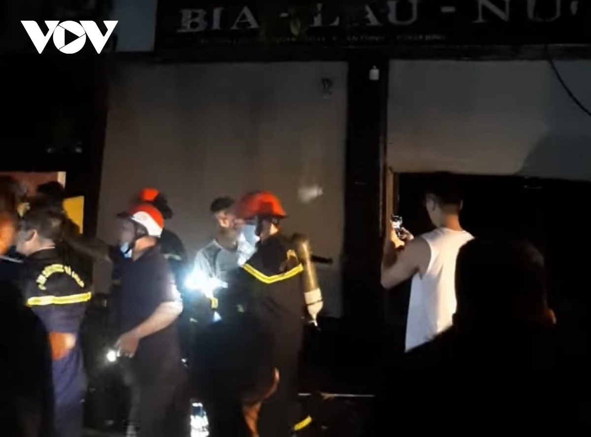 Cảnh sát phòng cháy chữa cháy tiếp cận hiện trường (Ảnh: CTV Đàm Quang/VOV.VN)