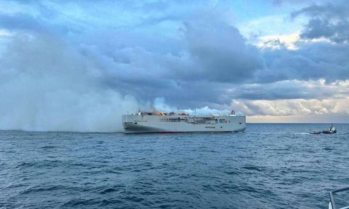 Khói bốc lên từ tàu chở hàng Fremantle Highway ngoài khơi bờ biển Hà Lan ngày 26/7. Ảnh: Cảnh sát biển Hà Lan
