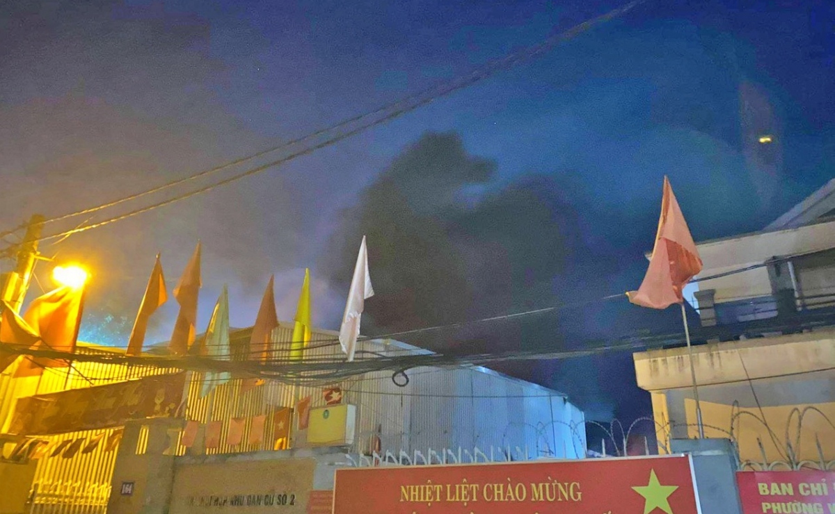 Theo thông tin từ công an quận Hoàng Mai, Hà Nội, vào khoảng 21h03 phút ngày 14/7, đã xảy cháy tại xưởng may rộng hơn 200m2 ở số nhà 176/198 phố Đông Thiên, phường Vĩnh Hưng, quận Hoàng Mai.