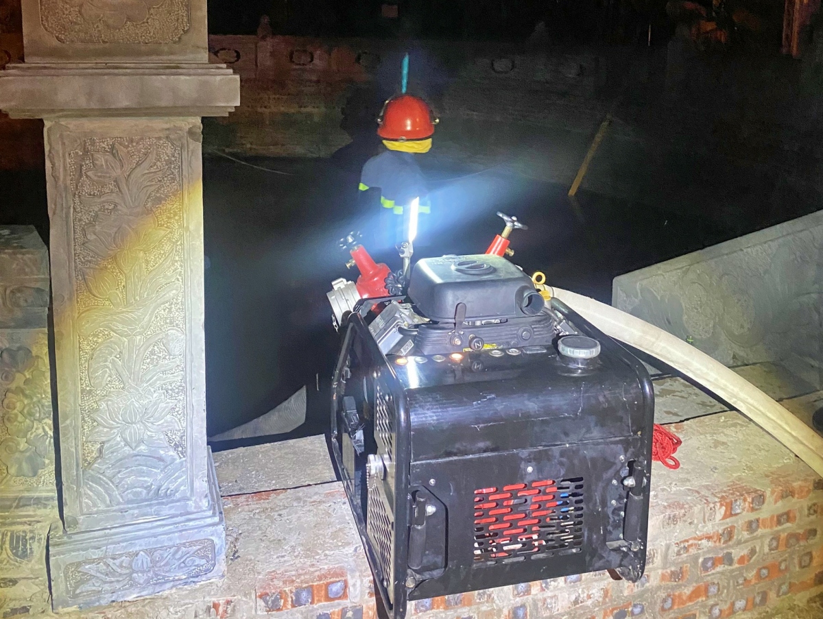 Đội cảnh sát PCCC&amp;CNCH quận Hoàng Mai triển khai 1 máy bơm hút nước tại giếng đình phục vụ công tác dập lửa