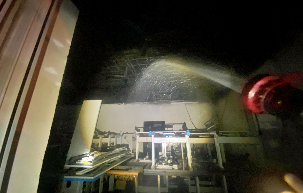 Sau khi nhận tin báo, công an quận Hoàng Mai xuất 4 xe chữa cháy và công an quận Hai Bà Trưng xuất 2 xe chữa cháy cùng nhiều cán bộ chiến sĩ tới hiện trường chữa cháy.