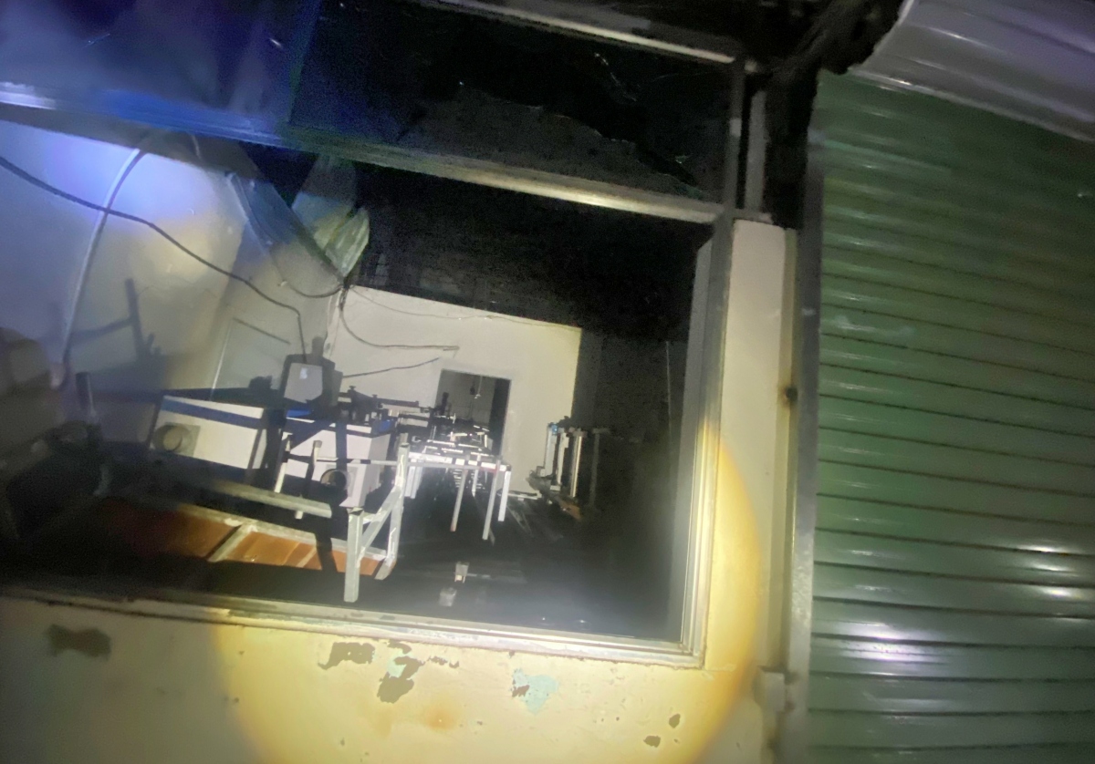 Sau khi các thiết bị máy móc được huy động hỗ trợ, lực lượng cứu hỏa đã khống chế và dập tắt hoàn toàn sau đó khoảng 45 phút.