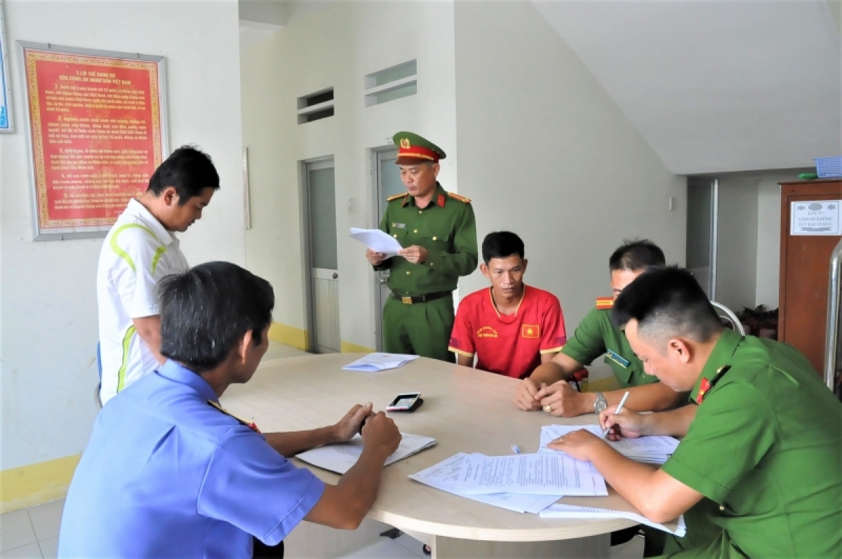 Cơ quan Cảnh sát điều tra Công an tỉnh Hậu Giang thực hiện lệnh bắt tạm giam đối với Nguyễn Việt Phong (người đứng ngoài cùng bên trái).