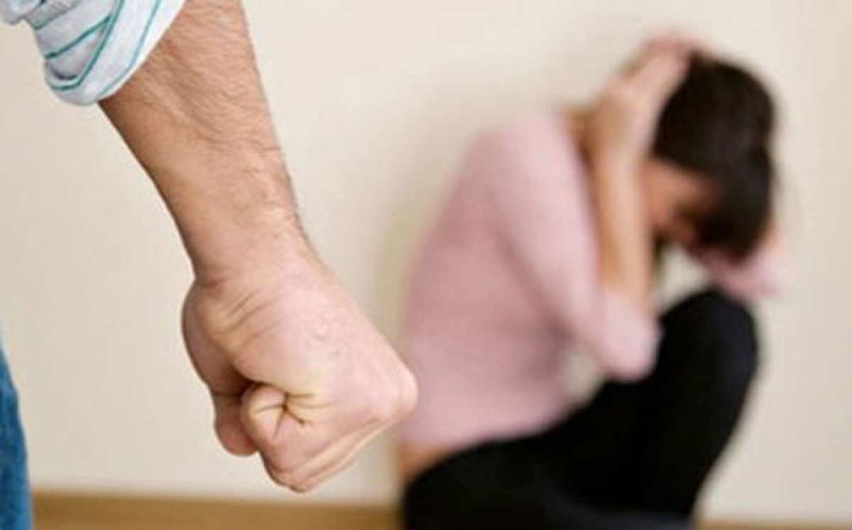 Bạn bè phản đối vì nói rằng cuộc sống với một người ghen tuông lại vũ phu thì không khác gì địa ngục. (ảnh minh họa)