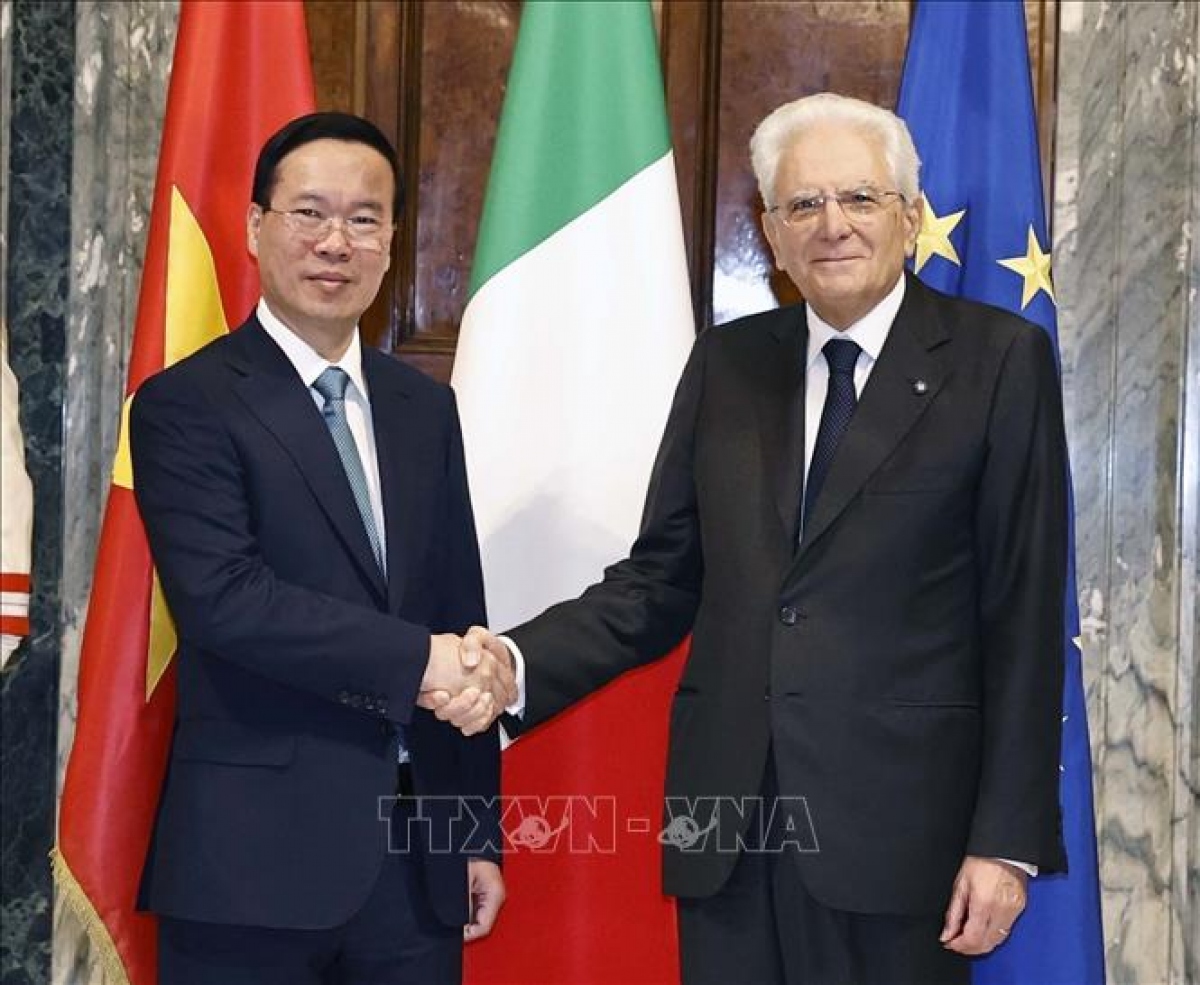 Tổng thống Italy Sergio Mattarella đón Chủ tịch nước Võ Văn Thưởng, sáng 26/7/2023 (theo giờ địa phương). (Ảnh: Thống Nhất/TTXVN)