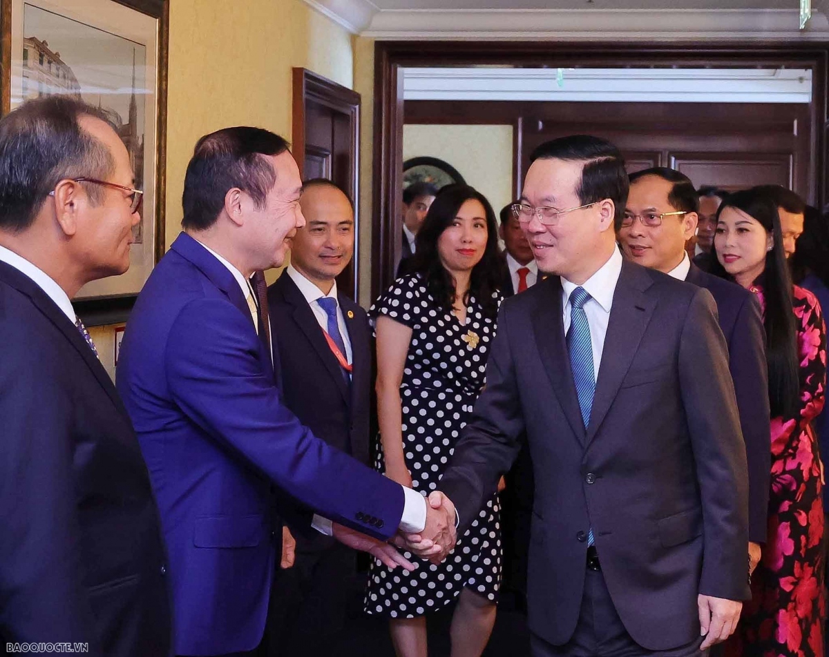 Chủ tịch nước Võ Văn Thưởng gặp gỡ Đại sứ Việt Nam tại Áo và 6 Đại sứ Việt Nam tại các nước EU có chung đường biên giới với Áo gồm: Đức, Bỉ, Séc, Thụy Sĩ, Hungary và Slovakia ngay sau khi tới Thủ đô Vienna (Ảnh: Báo Quốc tế)