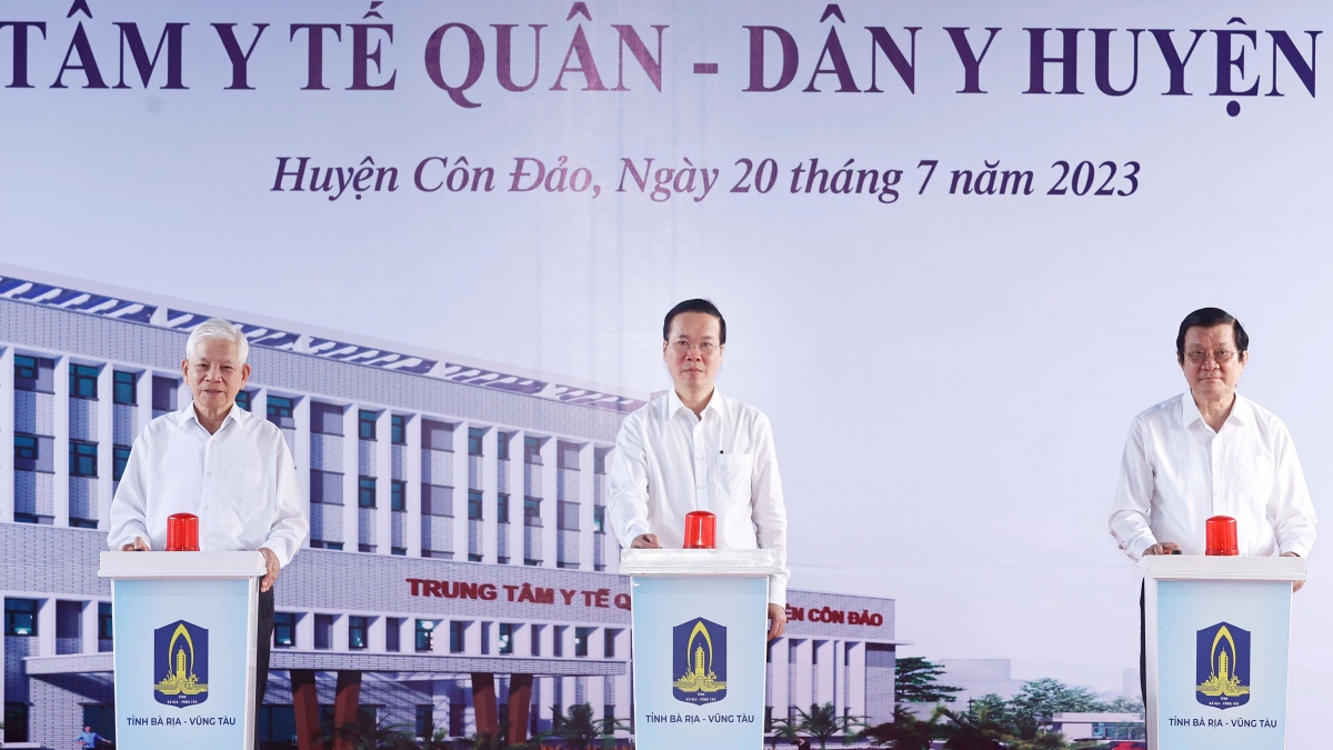 Chủ tịch nước Võ Văn Thưởng và các đại biểu thực hiện nghi thức khởi công xây dựng Trung tâm Y tế Quân – Dân Y huyện Côn Đảo.