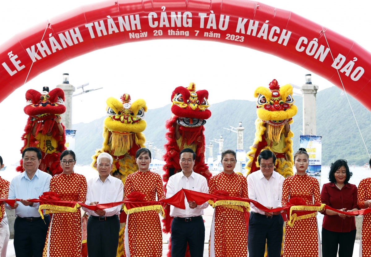 Chủ tịch nước Võ Văn Thưởng thực hiện nghi thức khánh thành Cảng tàu khách Côn Đảo.