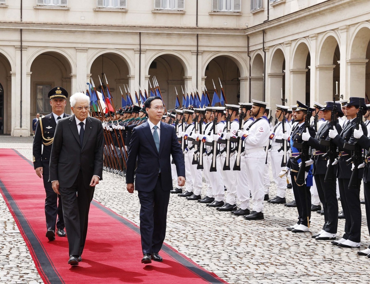 Chuyến thăm cấp Nhà nước tới Cộng hòa Italy và Tòa thánh Vatican của Chủ tịch nước Võ Văn Thưởng cùng Phu nhân và đoàn cấp cao Việt Nam từ ngày 25-28/7. Đây là chuyến thăm cấp Nguyên thủ đầu tiên giữa hai nước trong 7 năm qua, có ý nghĩa quan trọng nhằm thúc đẩy tin cậy chính trị và tăng cường quan hệ Đối tác chiến lược Việt Nam - Italy. ​​Lễ đón Chủ tịch nước Võ Văn Thưởng và Phu nhân cùng đoàn cấp cao Việt Nam được nước tổ chức trang trọng với những nghi thức đặc biệt tại Phủ Tổng thống - Cung điện Palazzo del Quirinale, cung điện lớn hàng thứ 6 trên thế giới.