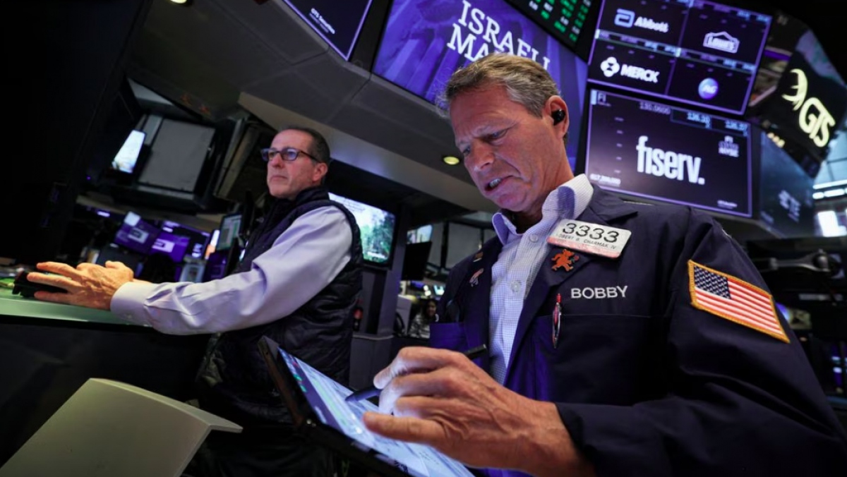Các nhà giao dịch làm việc trên sàn của Sở giao dịch chứng khoán New York (NYSE) ở Thành phố New York, Mỹ, ngày 26/7/2023. (Ảnh: Reuters)