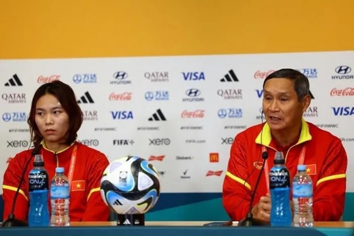 Head coach Mai Duc Chung (R) at the press conference. (Photo: Reuters)
