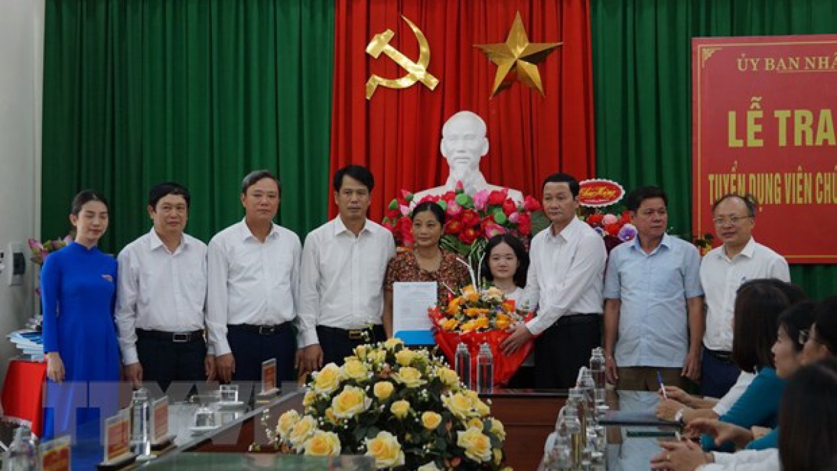 Theo quyết định tuyển dụng, cô Lê Thị Thắm (sinh năm 1998, quê xã Đông Thịnh, huyện Đông Sơn) được tuyển dụng vào làm giáo viên Tiếng Anh tại Trường Tiểu học và THCS Đông Thịnh, bắt đầu từ ngày 1/8/2023. (Ảnh: Hoa Mai/TTXVN)