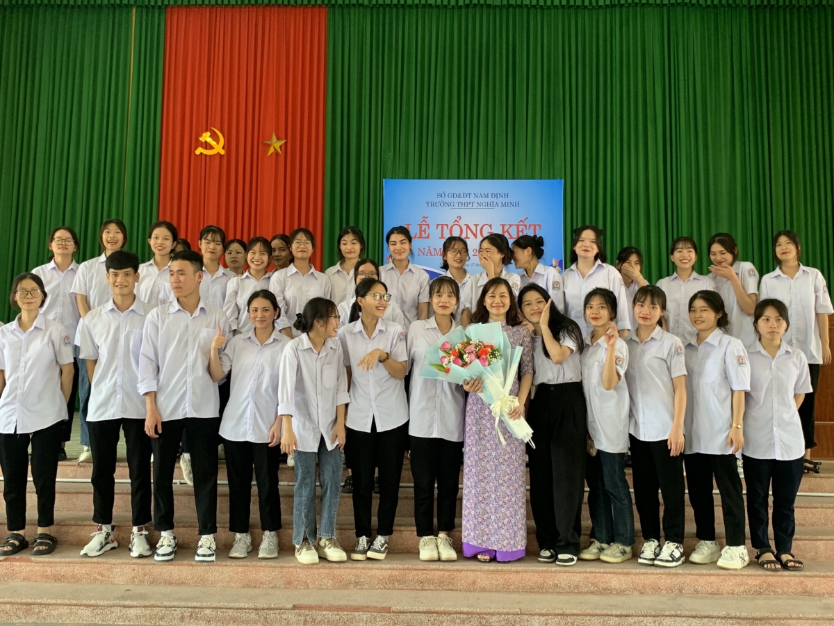 Cô Nguyễn Thị Lương chụp ảnh cùng học sinh lớp 12A4.