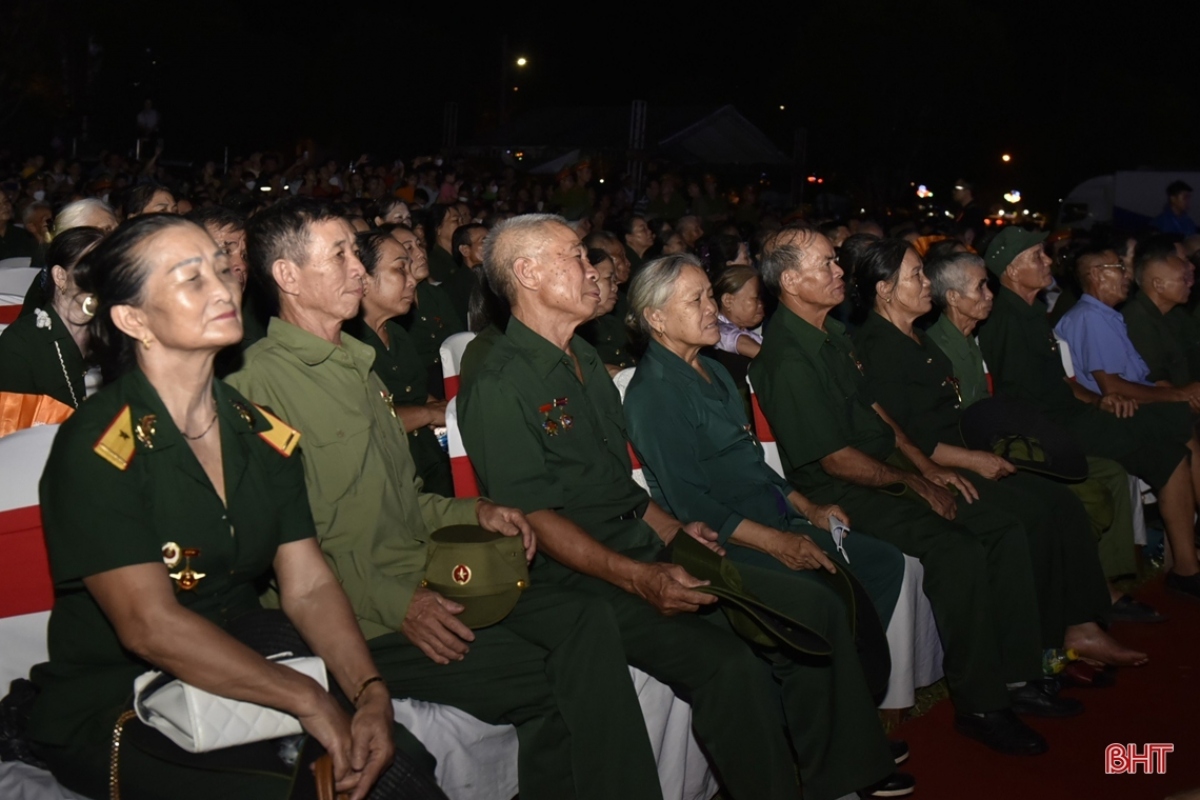 Đông đảo cựu TNXP, dân công hỏa tuyến, cán bộ, chiến sỹ từng chiến đấu trong cuộc kháng chiến chống Mỹ cứu nước tham dự chương trình. (Ảnh: Báo Hà Tĩnh)
