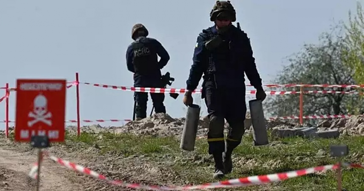 Công binh Ukraine rà phá vật liệu nổ. Ảnh: AFP.
